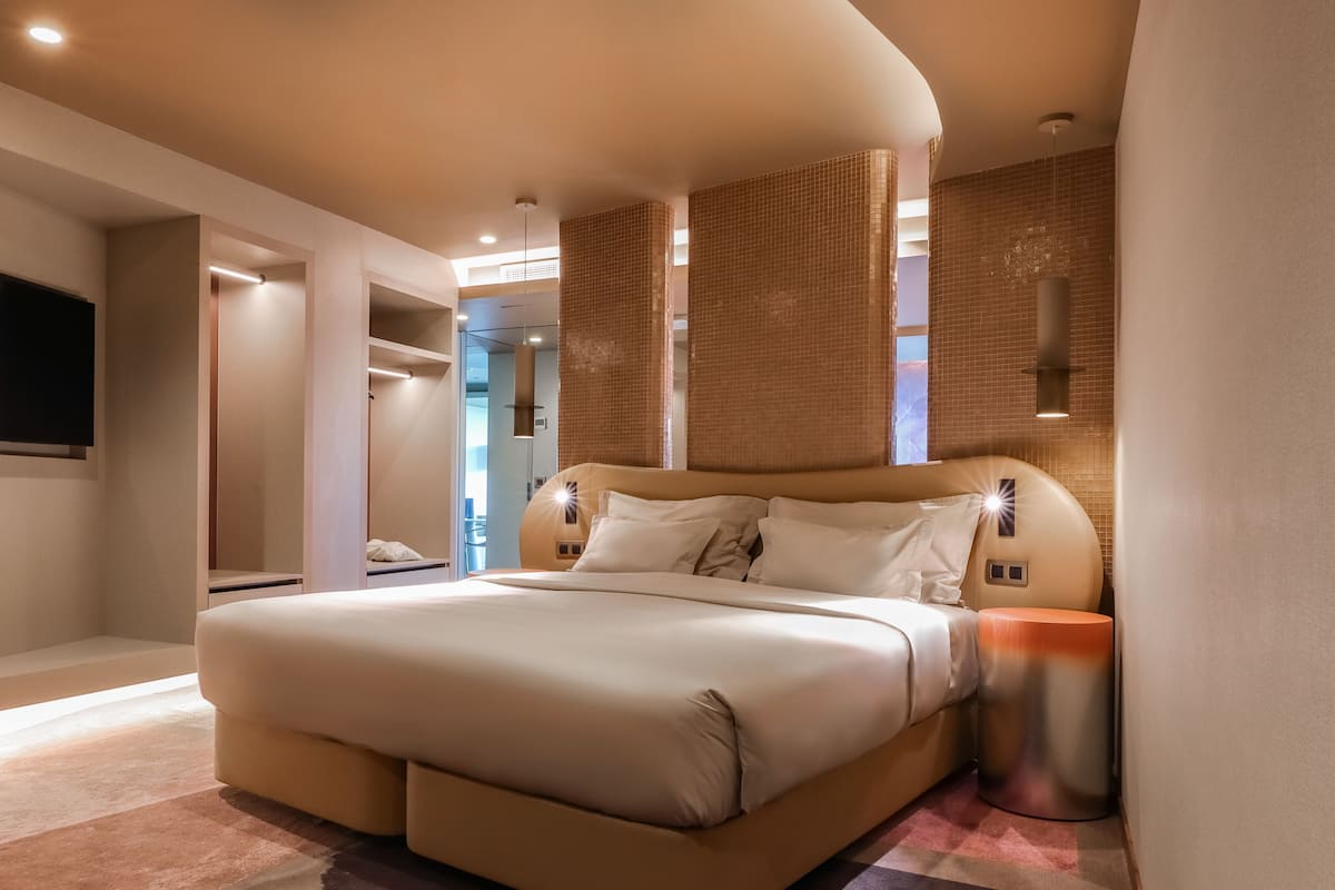 Minibar, decoración personalizada, muebles diferentes y escritorio