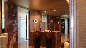 Junior Suite, Sea View | Bathroom | Free toiletries, hair dryer, towels, soap