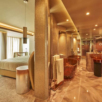 Junior Suite, Sea View | Bathroom | Free toiletries, hair dryer, towels, soap