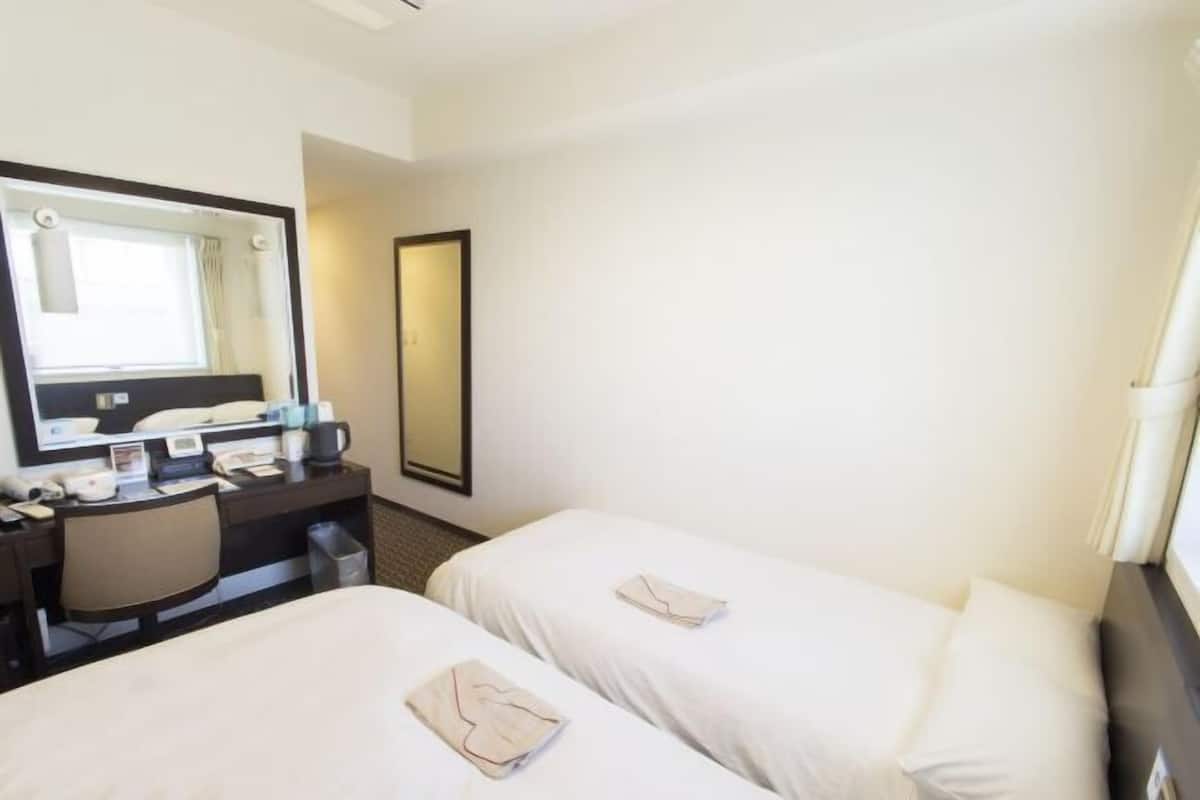 Ropa de cama de alta calidad, escritorio y cortinas blackout