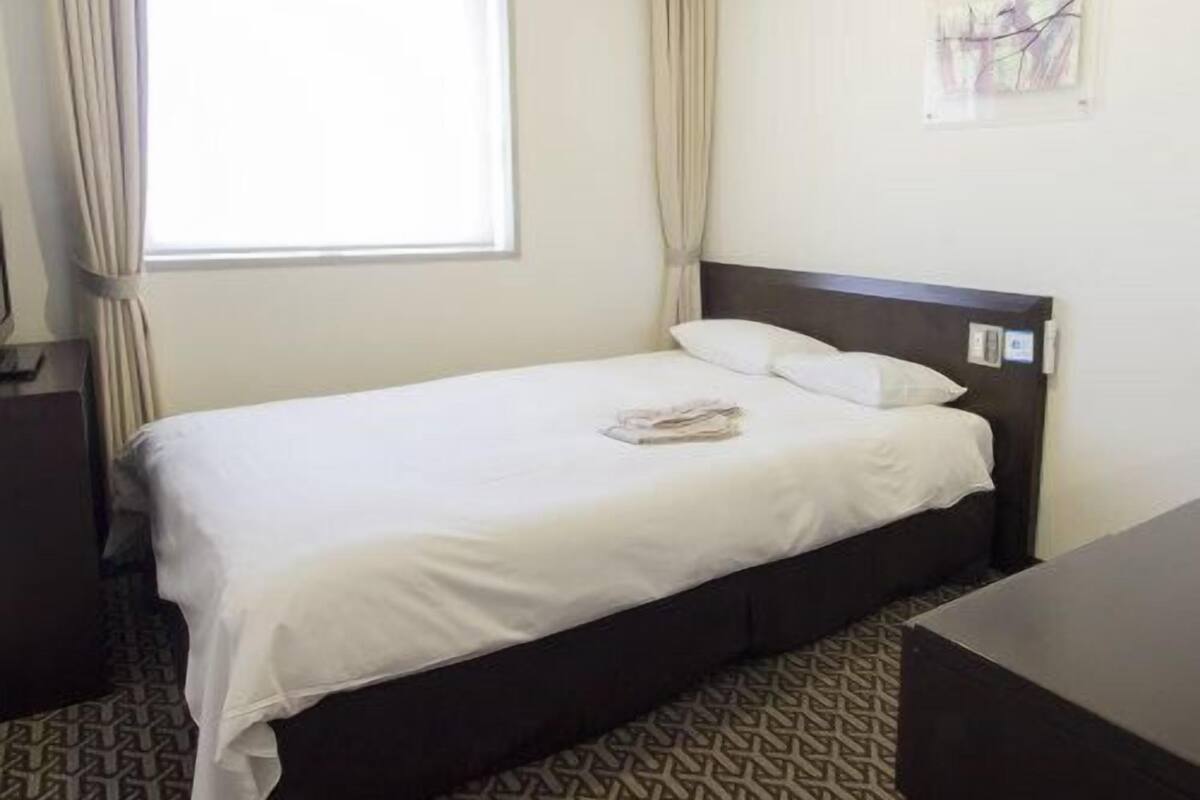 Premium bedding, desk, blackout drapes, iron/ironing board (on request)