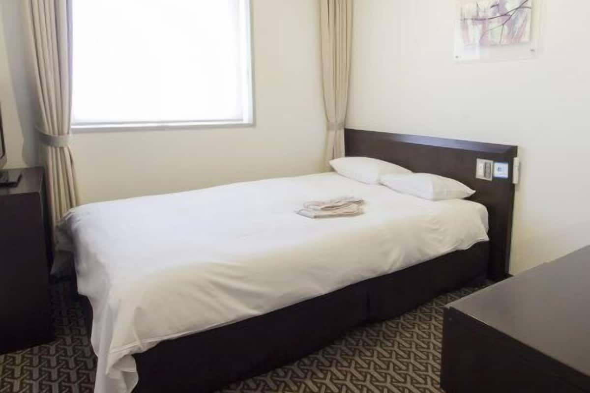 Premium bedding, desk, blackout curtains