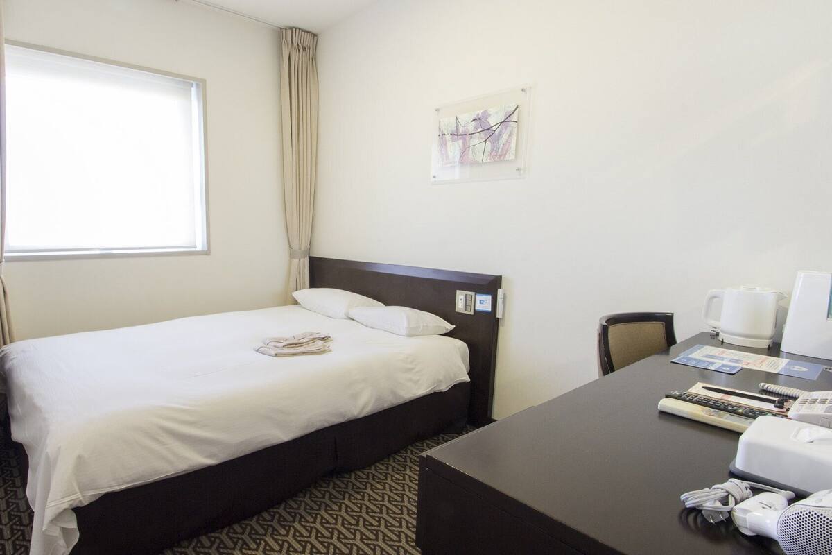 Premium bedding, desk, blackout drapes, iron/ironing board (on request)