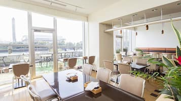朝食、ランチ、ディナーに営業