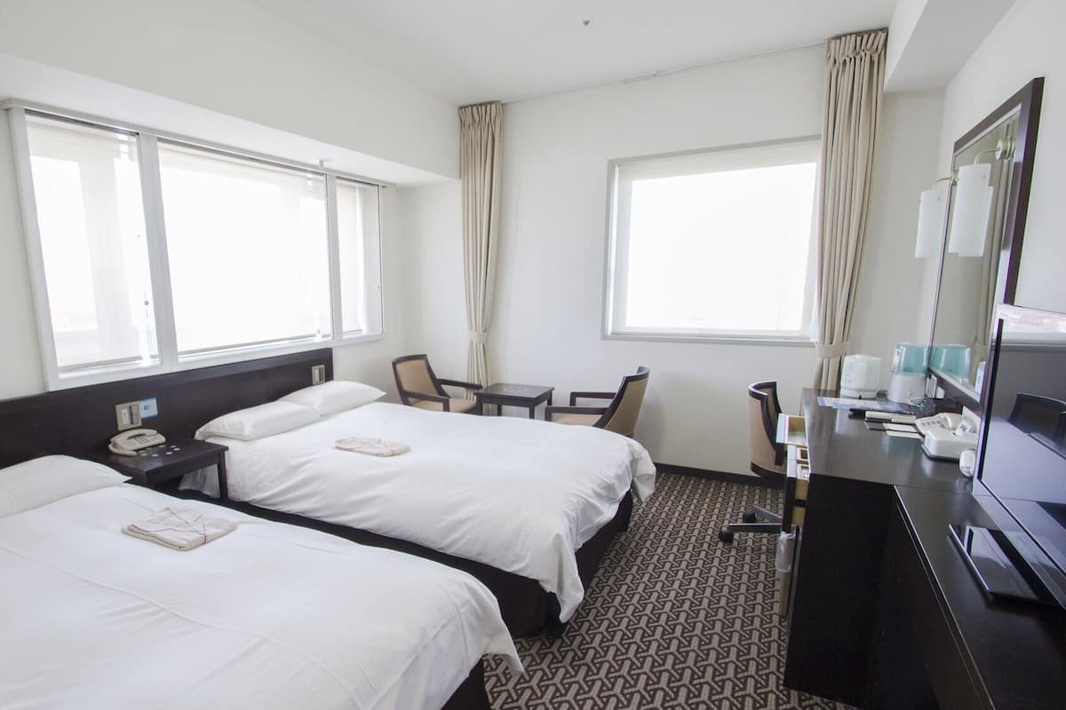 Roupas de cama premium, escrivaninha, cortinas blackout