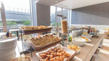 Daily buffet breakfast (JPY 1650 per person)