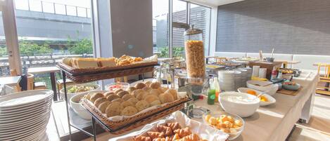 Daily buffet breakfast (JPY 1650 per person)