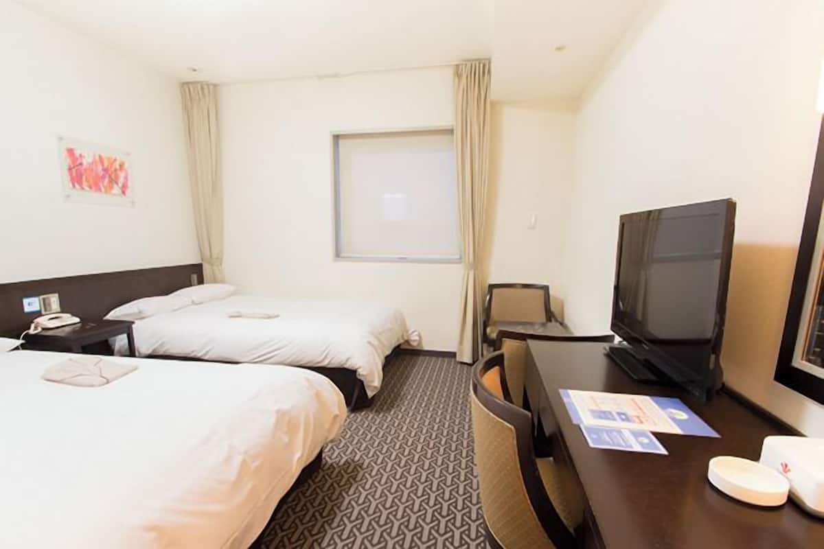 Ropa de cama de alta calidad, escritorio y cortinas blackout