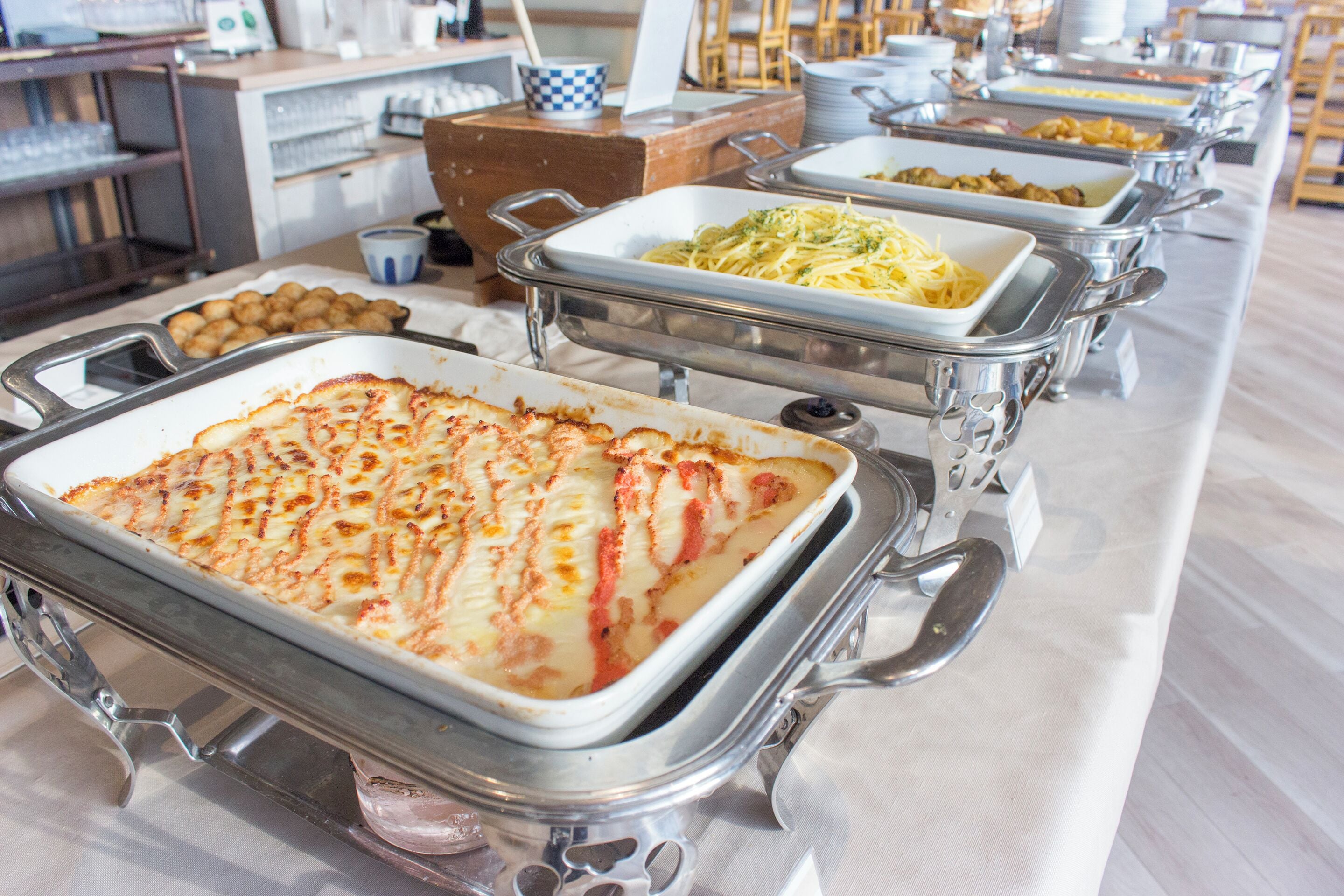 Un buffet proposant une variété de plats et de mets différents.