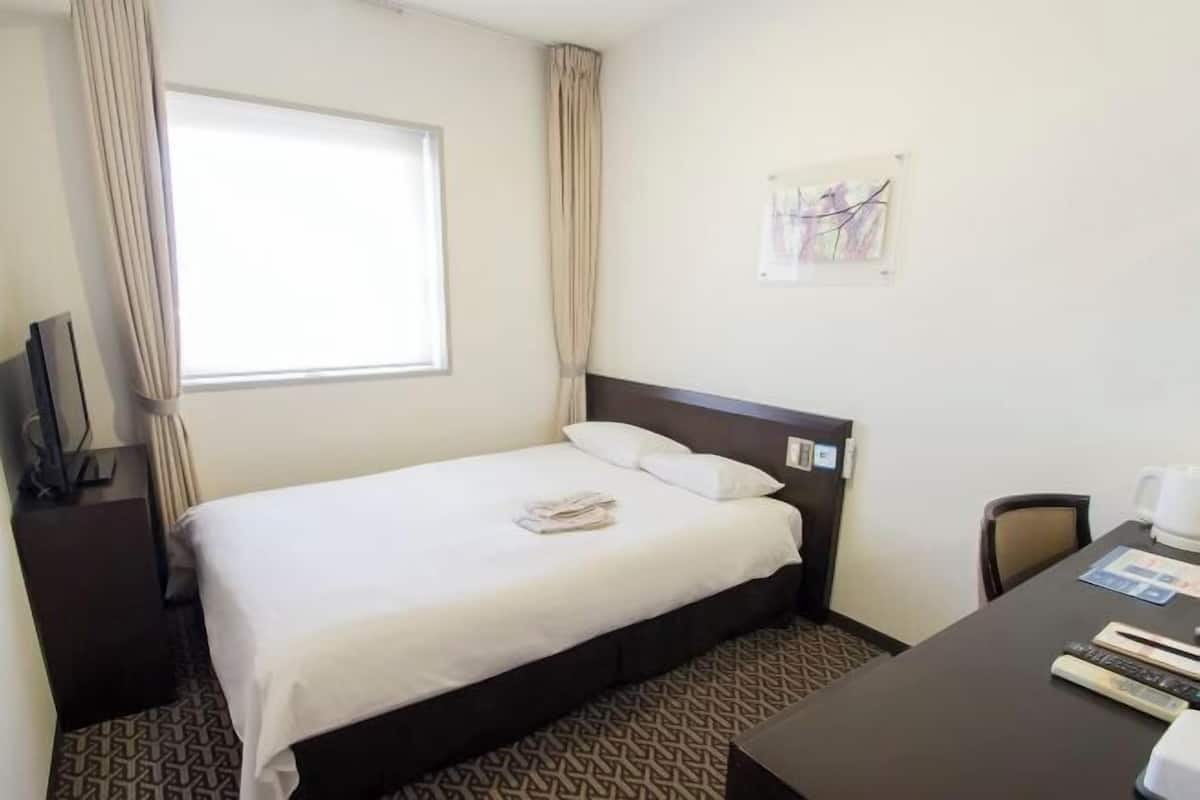 Ropa de cama de alta calidad, escritorio y cortinas blackout