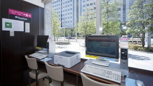 A modern office space with two desktop computers, a printer, and a keyboard on a desk. - Hearton Hotel Higashishinagawa (Tokyo)