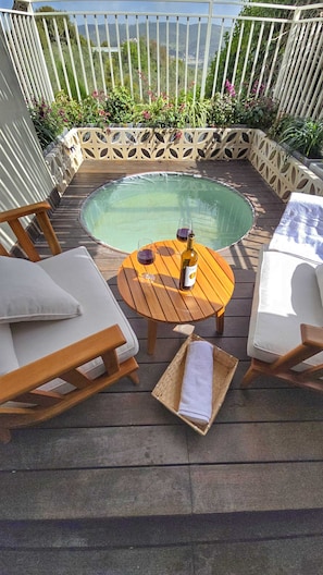 Deluxe Suite Hot Tub & Balcony | 1 soverom, sengetøy av topp kvalitet og safe på rommet