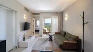 Deluxe Suite Balcony Mountain View | 1 chambre, literie de qualité, coffre-fort, rideaux d’obscurcissement