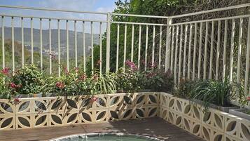 Deluxe Suite Hot Tub & Balcony | 1 dormitorio, ropa de cama de alta calidad, caja fuerte