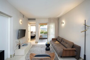 Deluxe Suite Hot Tub & Balcony | 1 quarto, roupas de cama premium, cofres nos quartos, cortinas blackout