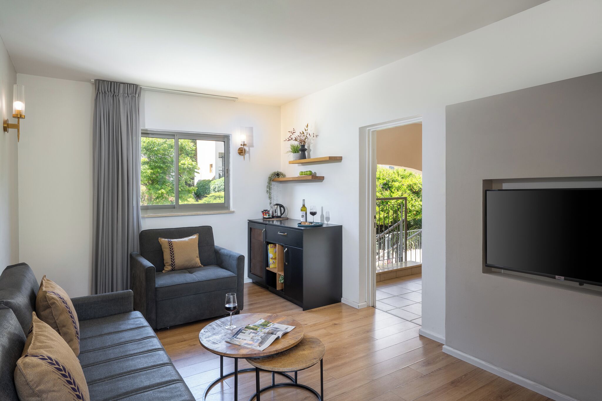 Classic Suite, Balcony | Living area | 32-inch TV with satellite channels