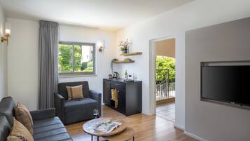 Classic Suite, Balcony | Living area | 32-inch TV with satellite channels