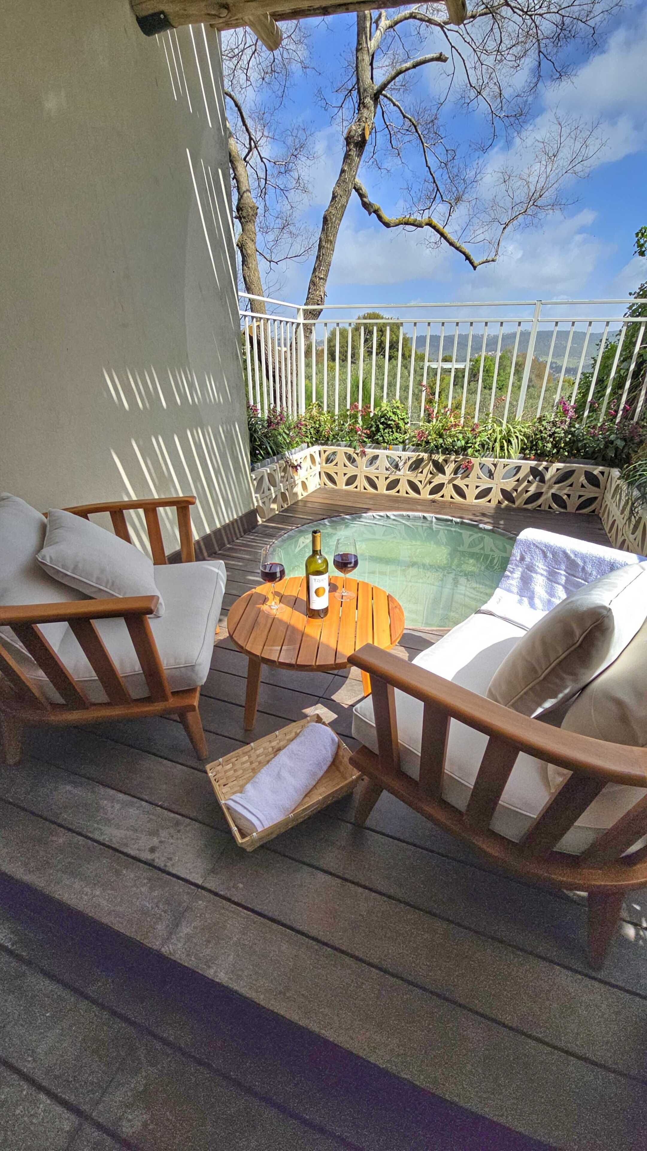 Deluxe Suite Hot Tub & Balcony | 1 dormitorio, ropa de cama de alta calidad, caja fuerte