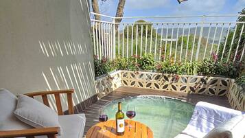 Deluxe Suite Hot Tub & Balcony | 1 soveværelse, premium-sengetøj, pengeskab på værelset