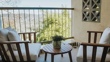 Deluxe Suite Balcony Mountain View | Terrace/patio