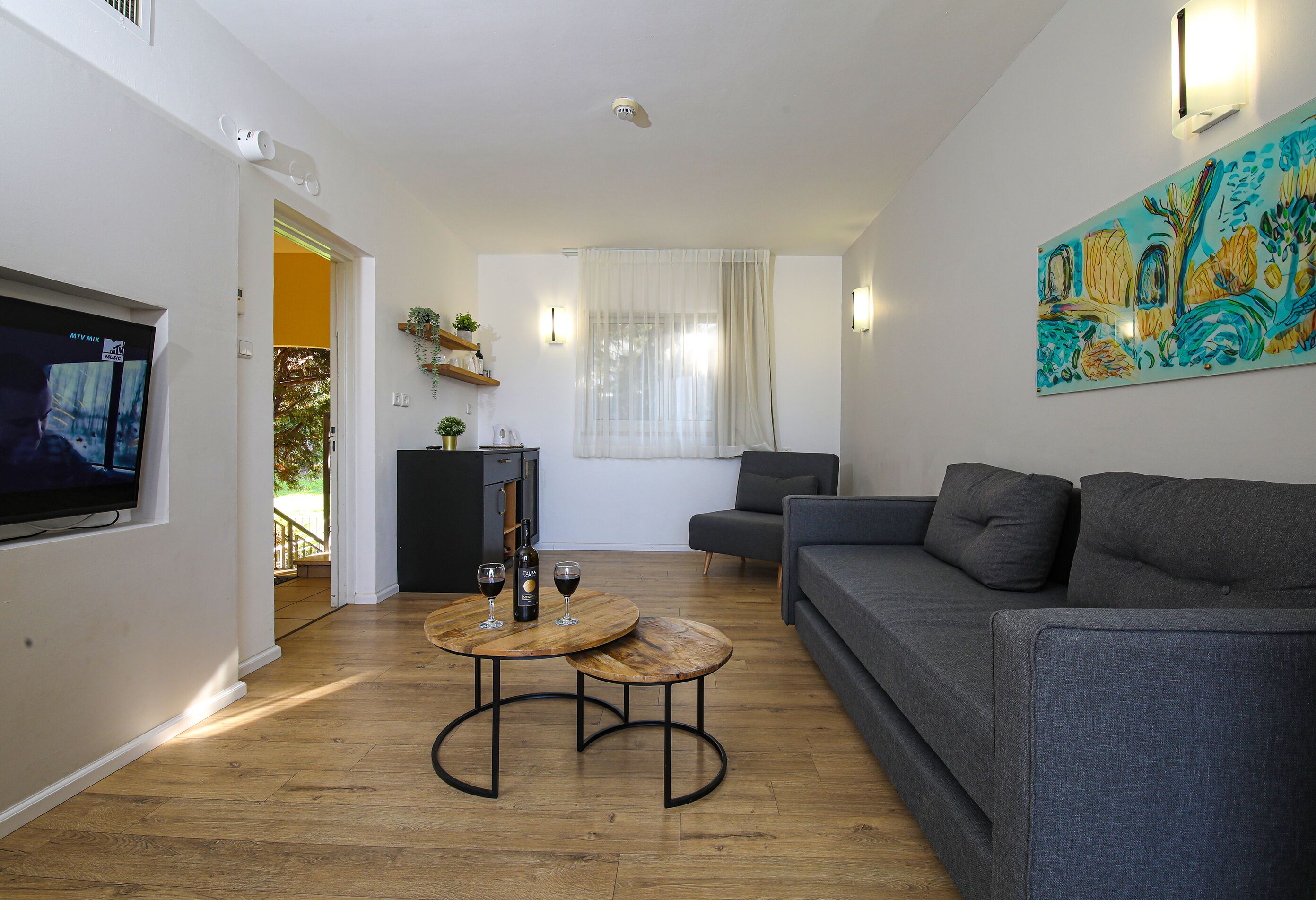 standard suite, balcony | living area | 32-inch tv with satellite channels