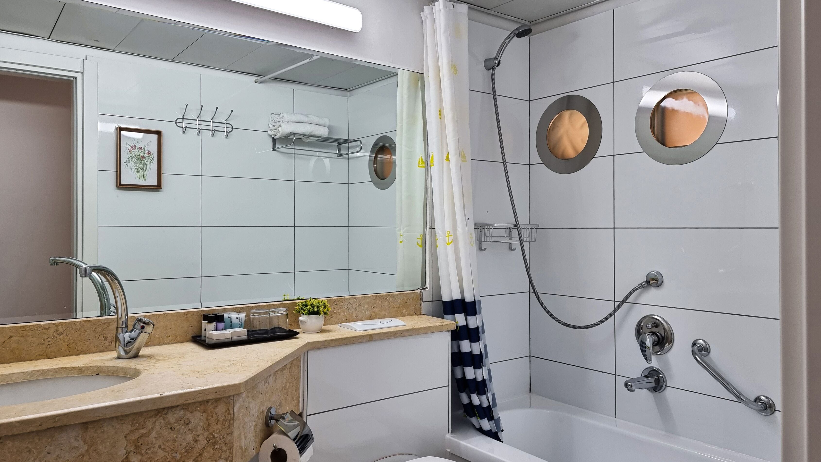 standard suite, balcony | bathroom | combined shower/bathtub, designer toiletries, towels