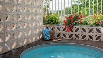 Deluxe Suite Hot Tub & Balcony | 1 quarto, roupas de cama premium, cofres nos quartos, cortinas blackout