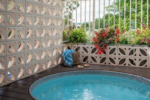 Deluxe Suite Hot Tub & Balcony | 1 多间卧室、高档床上用品、客房内保险箱、遮光窗帘