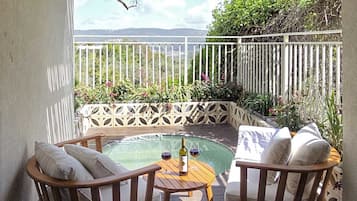 Deluxe Suite Hot Tub & Balcony | 1 soveværelse, premium-sengetøj, pengeskab på værelset