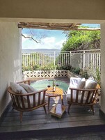 Deluxe Suite Hot Tub & Balcony | 1 多间卧室、高档床上用品、客房内保险箱、遮光窗帘