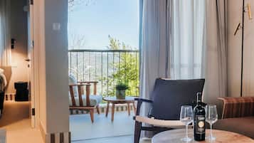 Deluxe Suite Balcony Mountain View | Vardagsrum | 32-tums tv med satellitkanaler