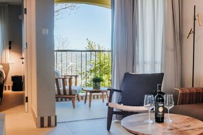 Deluxe Suite Balcony Mountain View | 거실 공간 | 위성 채널 시청이 가능한 32인치 TV