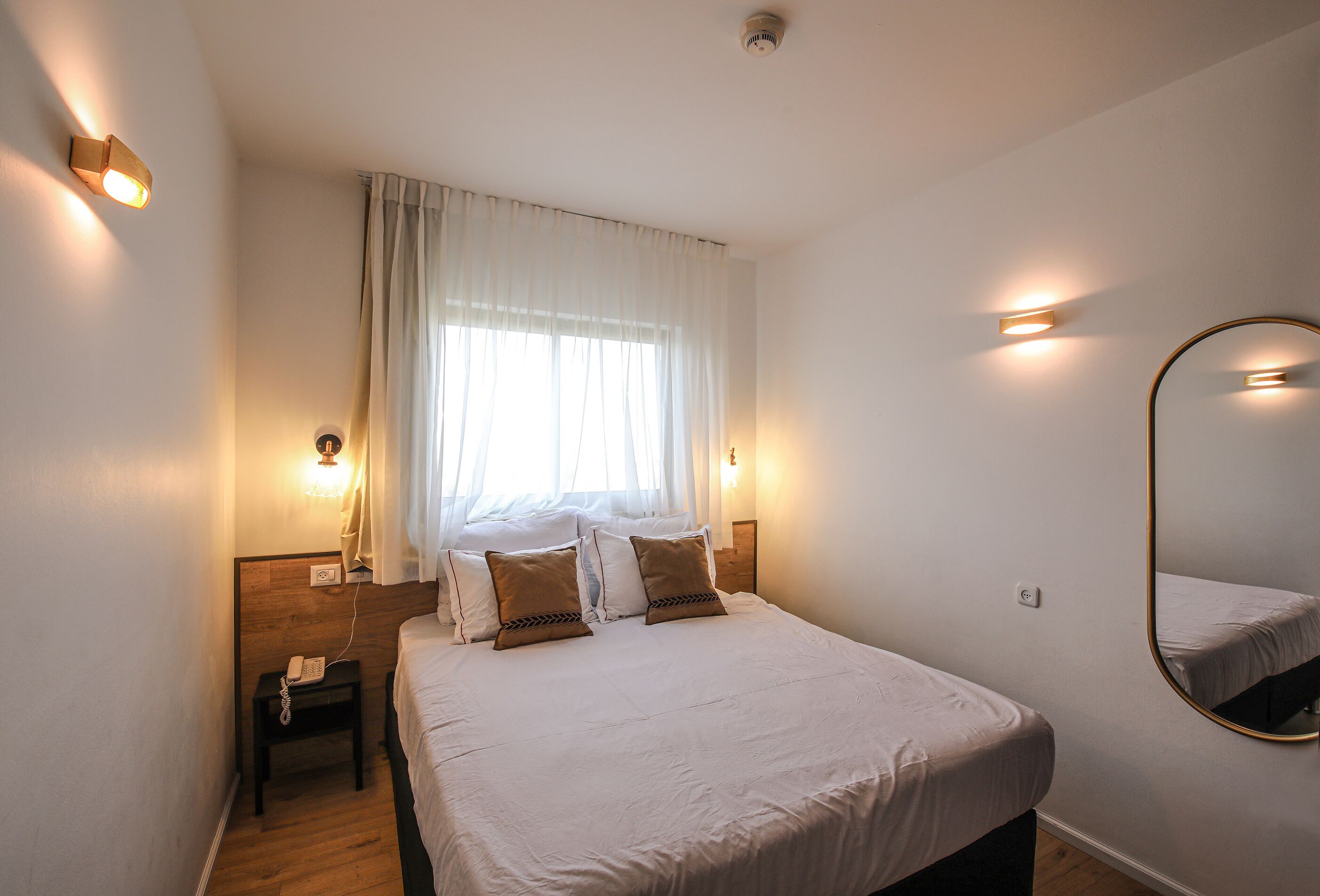 standard suite, balcony | living area | 32-inch tv with satellite channels