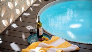 Deluxe Suite Hot Tub & Balcony | 1 chambre, literie de qualité, coffre-fort, rideaux d’obscurcissement