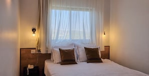 Suíte standard, sacada | Área de estar | TV 32 polegadas com canais via satélite