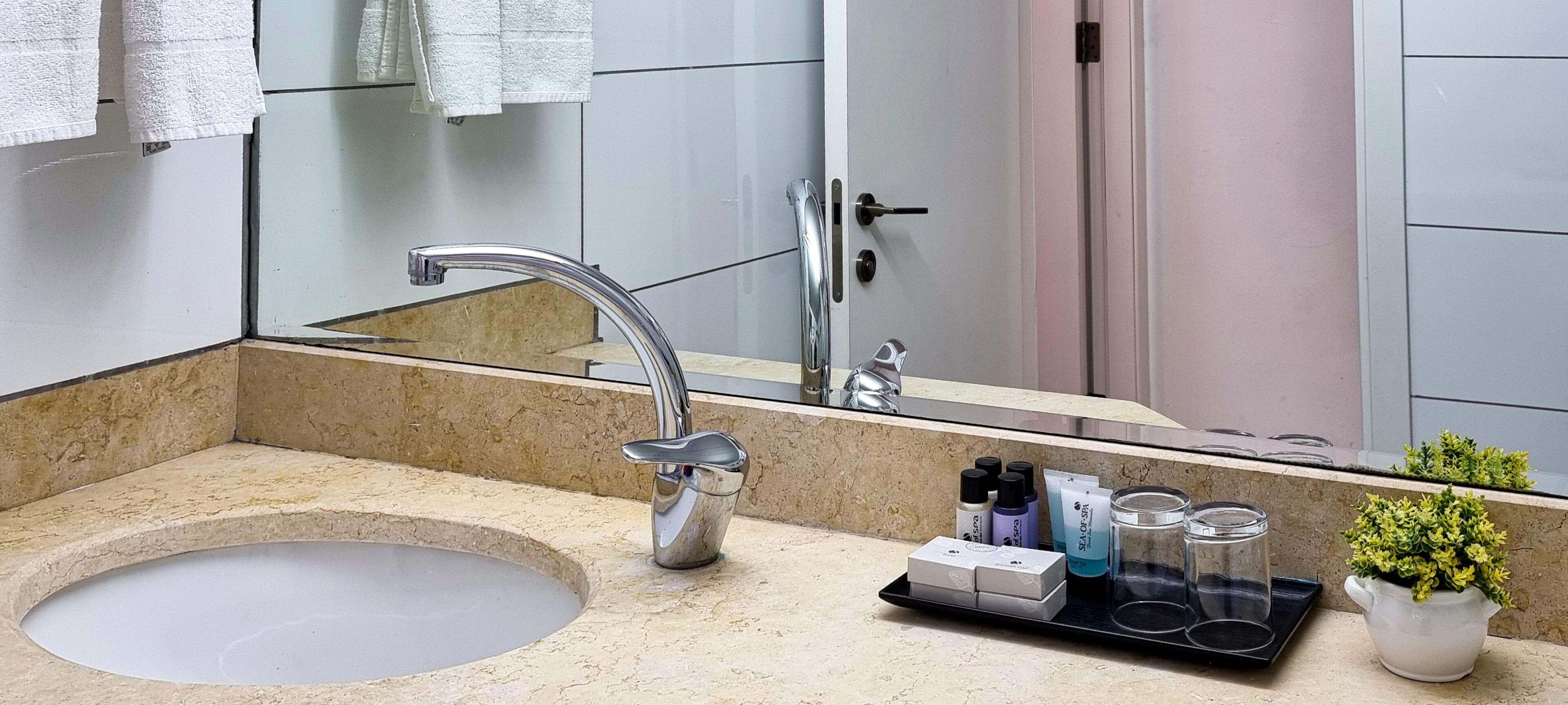 standard suite, balcony | bathroom | combined shower/bathtub, designer toiletries, towels