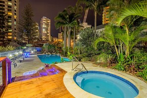 Outdoor spa tub - Baronnet Apartments (Surfers Paradise)