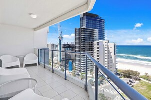 Ático, 3 habitaciones, vistas al mar | Balcón