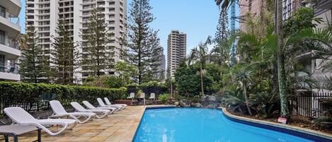 Una piscina al aire libre