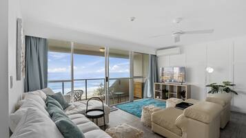 Chimenea, oficina, monitor de computadora, impresora