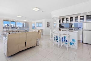 Ático, 3 habitaciones, vistas al mar | Zona de estar | Una chimenea, una oficina