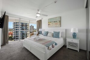 Premium Two Bedroom Ocean View | Hypo-allergenic bedding, down comforters, individually decorated - Baronnet Apartments (Surfers Paradise)