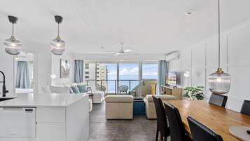 Chimenea, oficina, monitor de computadora y impresora