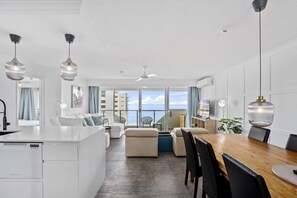 Chimenea, oficina, monitor de computadora y impresora