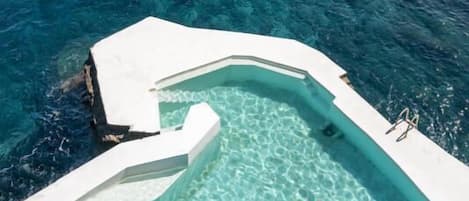 3 piscines extérieures, chaises longues