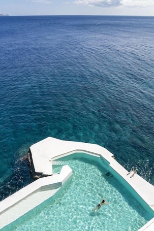 3 outdoor pools, sun loungers