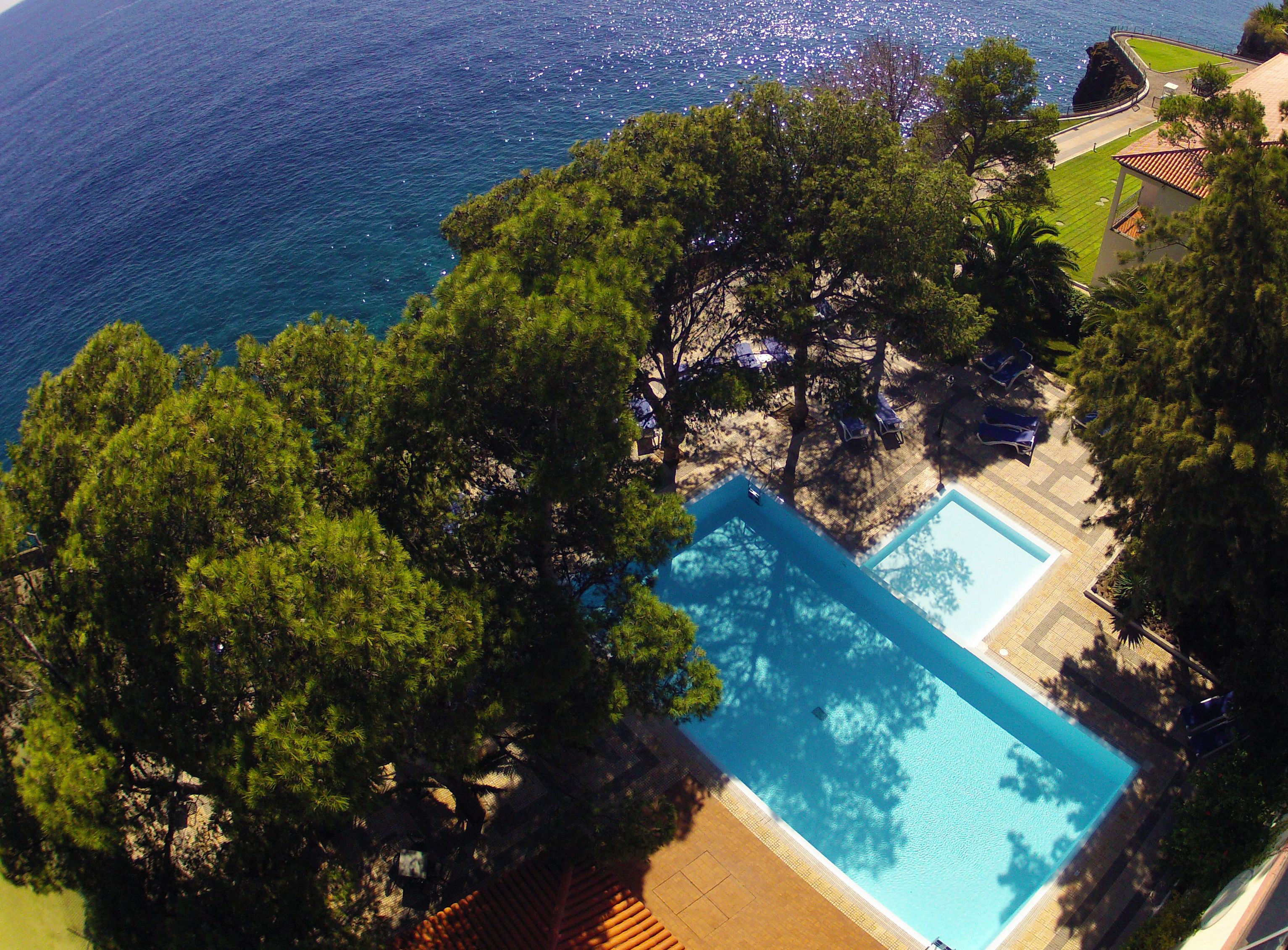 3 outdoor pools, pool loungers