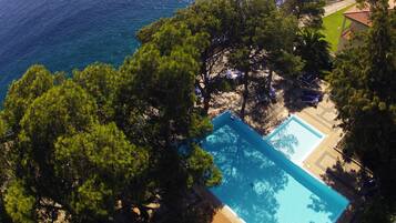 3 outdoor pools, pool loungers