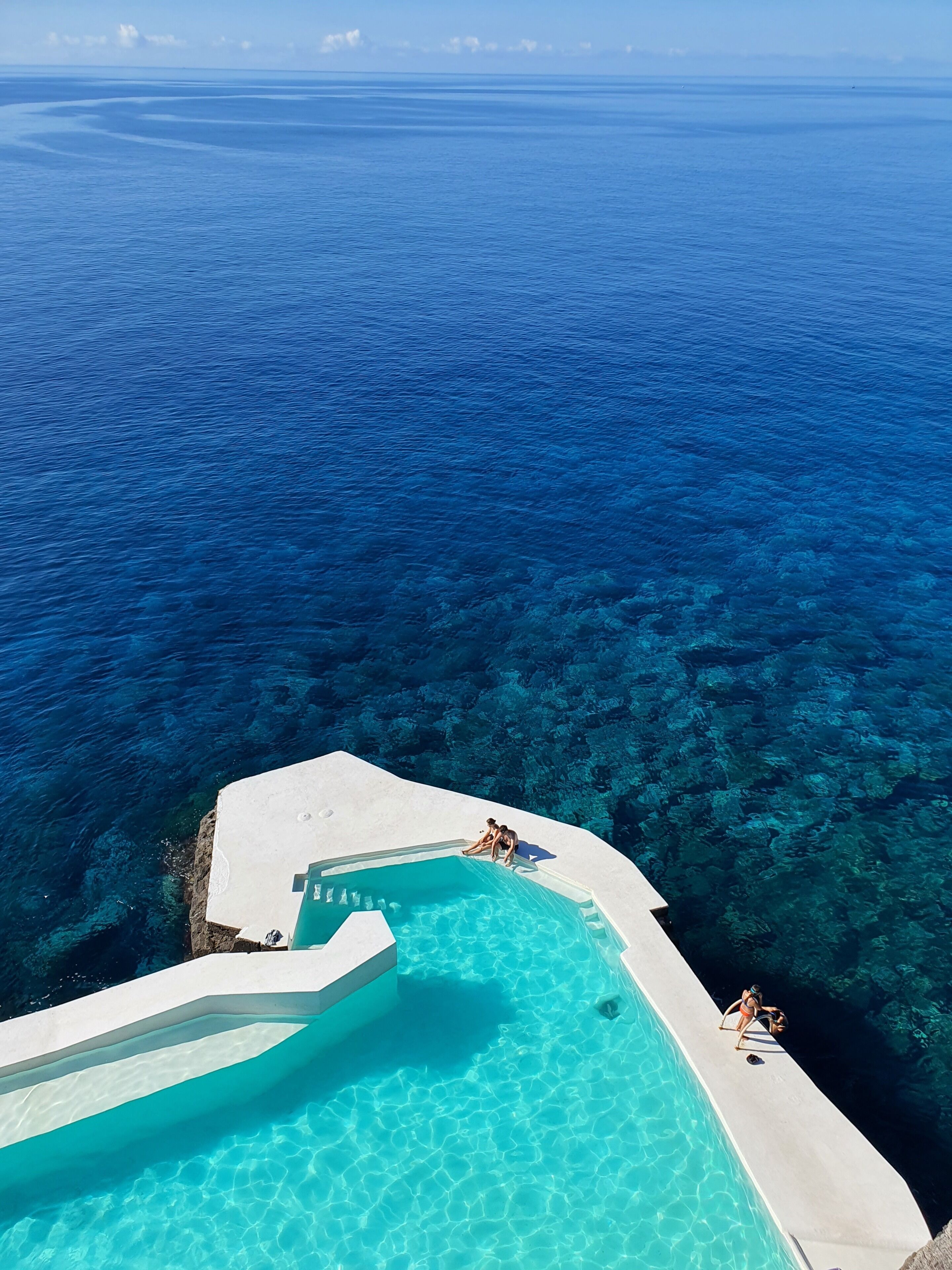 3 buitenzwembaden en ligstoelen