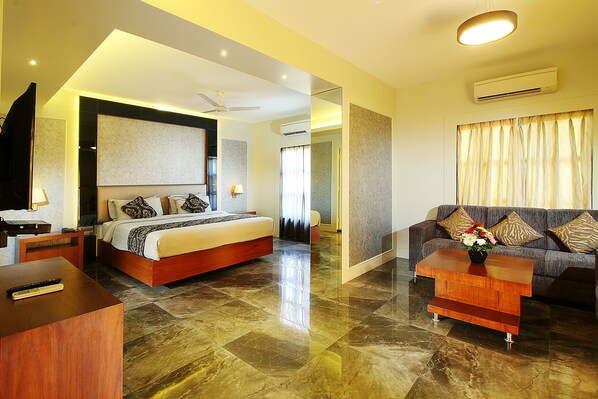 Suite, 1 cama de matrimonio grande | Minibar, caja fuerte, mobiliario individual y camas supletorias